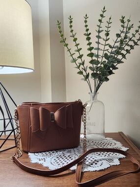 Womens Crossi Brown Leather Bow Accent Crossbody Bag